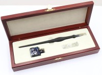 Auktion 370<br>Set mit einer Glasfeder und Tinte, Feder L-20cm