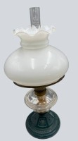 Auktion 370<br>hohe Gr&uuml;nderzeit-Petroleumlampe, Metallguss-Stand und Glasbeh&auml;lter, H-ca. 45 cm