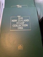 Auktion 370 / Los 6140 <br>"The New Zeland stamp collection 1986" neuwertig, tw, noch verschweisst in orig. Schuber und H&uuml;lle, Briefmarken noch versiegelt