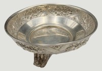 Auktion 370<br>versilberte Schale auf drei F&uuml;sschen, tw. berieben, H-9,5 cm, D-21 cm
