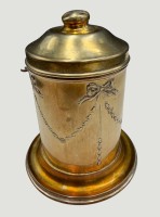 Auktion 370<br>gr. Senftopf, Messing ehemals versilbert, mit Keramikeinsatz und L&ouml;ffelhalter seitlich, H-16 cm