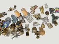 Auktion 370<br>Karton mit 41 diversen Eulenfiguren, Messing/Bronze/Metall, 2x emailliert