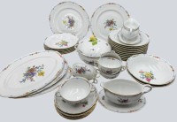 Auktion 370<br>umfangreiches  Speiseservice von "Kaiser" Maria Theresia, Terrine, 2 gr. runde Platten, 3 gr. ovale Platten, 2 Sch&uuml;sseln, 2 Saicieren, 6 Suppentassen mit U.T., 6 tiefe und 12 flache Teller, 40 Teile