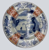 Auktion 370 / Los 15514 <br>China Teller mit Handmalerei, blau/rot, D-22 cm