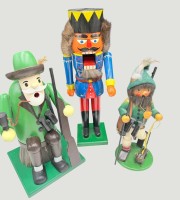 Auktion 370<br>2x R&auml;ucherm&auml;nnchen, 1x Nussknacker, max. H-35 cm, wohl alle China?