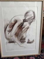 Auktion 370 / Los 5056 <br>Natalija Cimbaljuk (XX/XXI .Jhd.) sitzender Akt, Kreidezeichnung, abgebildet auf ihrer Homepage, ger/Glas, RG 73x56 cm