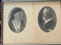 Auktion 370<br>Foto von Prinz Heinrich und seiner Frau, Bruder von Kaiser Wilhelm II, r&uuml;ckseitig Danksagung an Herrn Vizeadmiral a.D. Meurer anl&auml;sslich seiner Verabschiedung nach 40 Jahren T&auml;tigkeit