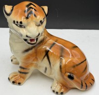Auktion 370 / Los 9076 <br>junger  sitzender Tiger, H-29 cm
