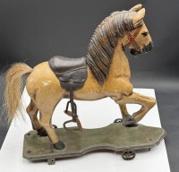 Auktion 370<br>gesatteltes Nachziehpferd, Holz, farbig gefasst, Eisenrollen, vorne links Holz besch&auml;digt. H-45 cm, L-44 cm