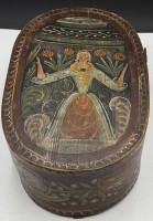 Auktion 370<br>Barocke Spanholz-Schachtel, wohl Braut-Schachtel , Deckel und Seiten umlaufend bemalt um 1800, leichte Altersspuren und Bodenplatte Holz gerissen, geschlossen H-14 cm, 40x25 cm