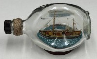 Auktion 370<br>kl. Buddelschiff, Fischkutter, in Whiskyflasche, 21x13 cm