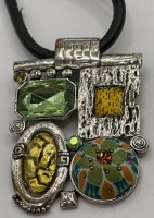 Auktion 370<br>Kautschuk-Halsband mit gr. versilberten Anh&auml;nger (4x6 cm), div. Steine