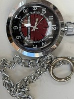 Auktion 370<br>Quartz-Werbetaschenuhr "Neues Deutschland", DDR mit Uhrenkette, Metall, Werk nicht gepr&uuml;ft, D-4,5 cm