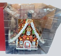 Auktion 370<br>Lebkuchenhaus von Villeroy&amp;Boch mit  schwarzer Katze auf Dach, in orig. Karton, H-21 cm, 17x14 cm