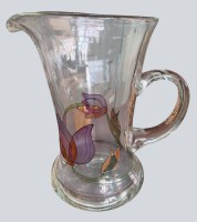 Auktion 370 / Los 10064 <br>gr. Saftkrug mit Buntglas-Blumen, H-22,5 cm