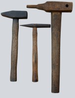 Auktion 370 / Los 16076 <br>3x antike, handgefertigte H&auml;mmer, L-max. 44 cm