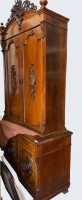 Auktion 371<br>hoher Jagdschrank um 1870, guter Zustand, eine Geweihspitze besch&auml;digt, leichte L&auml;suren, seitl. Spannungsriss, Ober-und Unterteil, H-ca. 240 cm, B-115 cm, T-60 cm,