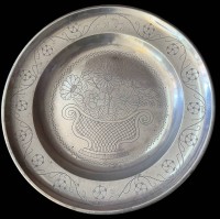 Auktion 371<br>grosser Zinnteller mit Biedermeier-Blumenkorb Gravur, datiert 1836, in sammelw&uuml;rdiger Erhaltung