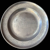 Auktion 371<br>grosser Zinnteller mit Biedermeier-Blumenkorb Gravur, datiert 1836, in sammelw&uuml;rdiger Erhaltung