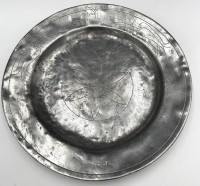 Auktion 371<br>grosser Zinnteller, datiert 1823, D-35 cm, Alters-und Gebrauchsspuren