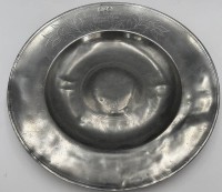 Auktion 371 / Los 15004 <br>gr. Breitrandplatte, Gravur "Anna Dorotea Twesten von Maschagt 1726" florale Gravur umzu , D-34,5 cm, Meister-und Stadtmarke, dat. 1719