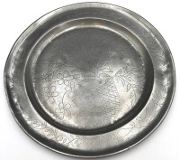 Auktion 371 / Los 15005 <br>gr. Breitrandschale mit floraler Gravur, umlaufend beschriftet "Jungfer  Catharina Maria Magdalena Eggers in Basthorst, 11836" D-33,5 cm, Meister-und Stadtmarke