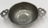 Auktion 371<br>gr. W&ouml;chnerinnen-Sch&uuml;ssel, dat. 1779, Meistermarke und Stadtpunze, H-8 cm, B-31 cm