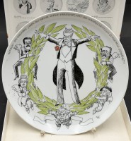 Auktion 371 / Los 8002 <br>Rosenthal Satire-Teller H.von Karajan,limit. Auflage, von Ernst Maria Lang, D-26 cm, in OVP