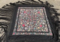 Auktion 371<br>Manila Seidenschal, sogen. Piano-Shawl, feinste Seide mit floralen Handstickereien, Mittelst&uuml;ck ca. 150x150 cm, umringt von langen Fransen (ca 60 cm), wohl um 1920? in perfekter Erhaltung