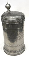 Auktion 371 / Los 15014 <br>gr. Zinn-Walzenkrug "Johann J&uuml;rgen Reymers-1784", Schauseite mit langen Spruch, in Deckel und am Griff div. Punzen, sammelw&uuml;rdiger Zustand, H-25 cm, 1,68 kg.