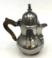 Auktion 371 / Los 15017 <br>massive Zinn-Moccakanne mit T&uuml;rkenkopf-Deckel um 1800, Holzhenkel geklebt, H-20 cm