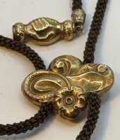 Auktion 371<br>Stoffband mit Schaumgold-Schliesse "H&auml;nde" eine Seite lose, Haken fehlt, und Schaumgold-Flyer, beide um 1870