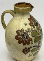 Auktion 371<br>Weinkrug um 1920 , Majolika mit Ritzdekor, signiert, Rand mit Abplatzer, H-28 cm, ca. 2 Liter