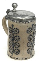 Auktion 373 / Los 9039 <br>Westerw&auml;lder Walzenkrug, Salzglasur mit Baumdekor, dat. 1781, H-22,5 cm, D-12,5 cm, Rand seitl. kl. Abplatzer, Stader Schl&uuml;sselmarke,Zinndeckel mit Reiter-Darstellung und Namen "Johan Rulfes", Griff mit Signatur
