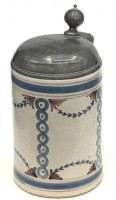 Auktion 373 / Los 9040 <br>Bierkrug mit Zinndeckel, dat. 1781, innen 2x feine Altrisse, Girlandendekor, H-23 cm, D-13 cm