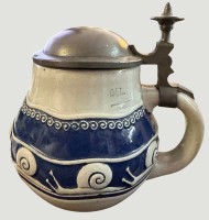 Auktion 371<br>Westerw&auml;lder Jugendstil-Bierkrug, R. Merkelbach, umlaufend Schnecken, Entwurf?, H-14 cm