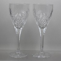 Auktion 371 / Los 10007 <br>Paar hohe Pokalgl&auml;ser, Kristall beschliffen, &auml;lter, 1x mit kl. Chip, ca. H-28,5cm