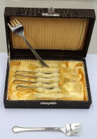Auktion 371 / Los 11007 <br>6x Kuchengabeln, gemarkt, Tallin, UDSSR, versilbert, ca. L-14cm, in Kasten