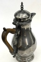 Auktion 371<br>seltene Zinn T&uuml;rkenkopfkanne, umlaufend facettiert, Holzgriff, in Boden Meistermarke, 1796 datiert, H-26 cm