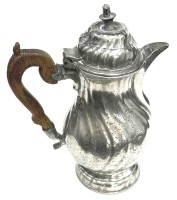 Auktion 371 / Los 15019 <br>norddt. Zinn Kaffeekanne um 1820, T&uuml;rkenkopf-Deckel, Holzgriff, H-23 cm