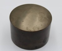Auktion 371<br>Schwere Deckeldose, Metall, Boden undeutl. gemarkt, G&uuml;nther ...bert?, ca. H-7,5cm D-9,5cm