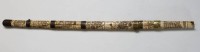 Auktion 371<br>antikes japanisches Kurzschwert, Wakizashi, Knochenschnitzerei, reliefiert, wohl Meji-Zeit?, Scheide mehrfach gebrochen, wohl Fehlteile, ca. L-81cm