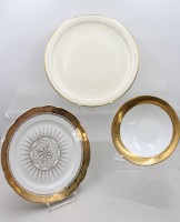Auktion 371<br>3tlg. Porzellan-Konvolut,  2x gr. Platten und eine Schale, div. Manufakturen, ca. D-33 bis 21cm