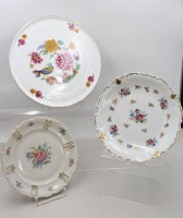 Auktion 371<br>Tortenplatte und 2 Anbietteller, div. Manufakturen und Dekore, ca. D-25,5 bis 31,5cm