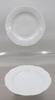 Auktion 371<br>2x Teller mit Reliefdekor, Meissen, Schwertermarke, Pfeifferzeit, Form Marseille, je 3 Schleifstriche, D-25cm