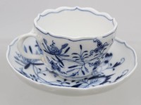 Auktion 371<br>Meissen-Tasse mit U.T., Zwiebelmuster. Schwertermarke, &auml;lter, 1. Wahl aber  mit Restaurationen, Tasse H-6cm