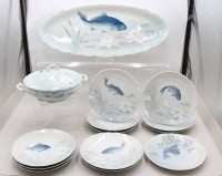 Auktion 371<br>15tlg Jugendstil-Fischservice, J &amp; C Copenhagen, Deckelterinne (1x Chip), Sauciere (2x Chip), Hechtplatte (3x Chips), 12x Teller (1x davon Keastner), Teller D-23cm