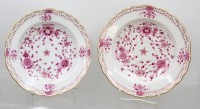 Auktion 371<br>2x leicht unterschiedliche tiefe Teller, Meissen, Schwertermarke, indisch Purpur reich, 1. Wahl, ca. H-4,8cm D-22,5cm und H-4,5cm D-23,5cm