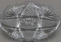 Auktion 371 / Los 10018 <br>grosse, schwere Kristallplatte mit Zackenrand und Schliff, ca. 2 kg., D-31,5 cm, Sternschliff mittig
