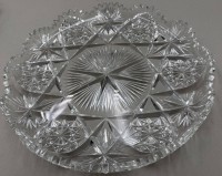 Auktion 371 / Los 10019 <br>grosse, schwere Kristallplatte mit Zackenrand und Schliff, ca. 2 kg., D-31,5 cm, Farnschliff mittig